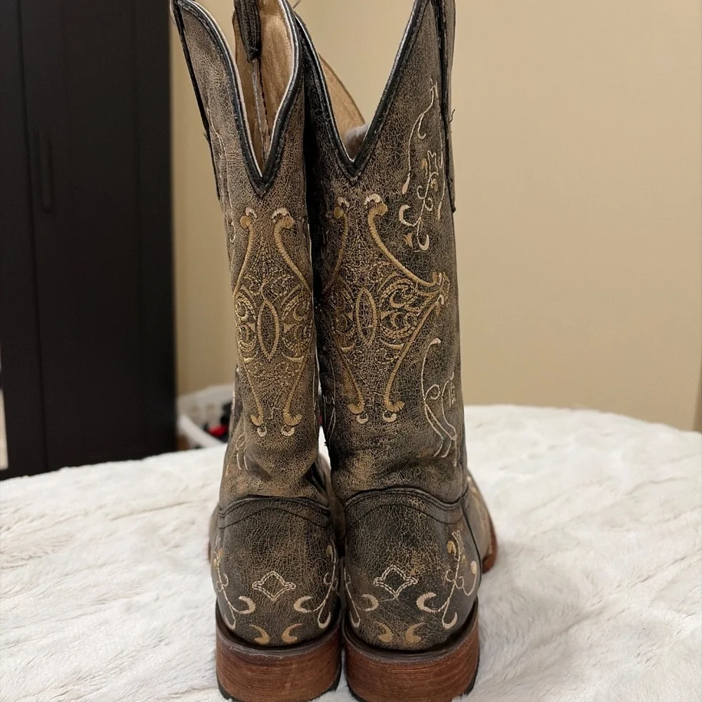 Circle G Brown Distressed Leather Embroidered Western Cowboy Boot